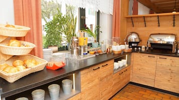 Se ofrece un desayuno bufé (14.8 EUR por persona)