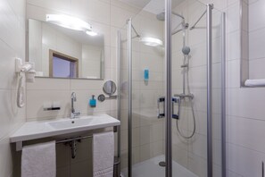 Hypo-allergenic bedding, blackout curtains, iron/ironing board - Landhotel und Gasthaus Wiedmann (Eresing)