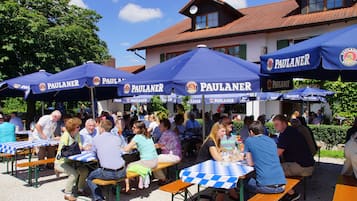 Petit-déjeuner et déjeuner servis sur place, restauration en plein air 