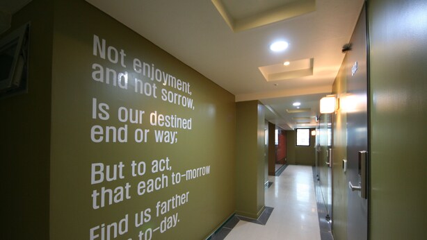A hotel corridor with a motivational quote on the wall. - Star Guest House (Seoul)