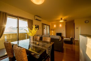 Un comedor con una mesa, sillas y un sofá.
