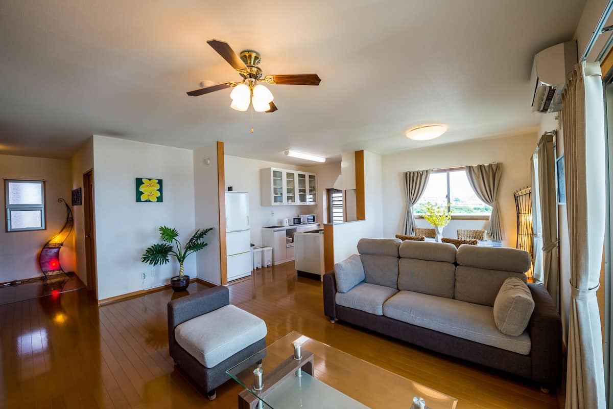 2 bedrooms, premium bedding, down comforters, blackout drapes