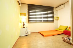 トラディショナル ルーム | デスク、防音設備、可動式ベッド、WiFi (無料)