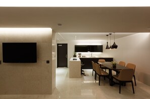 スイート | 客室内のダイニングエリア