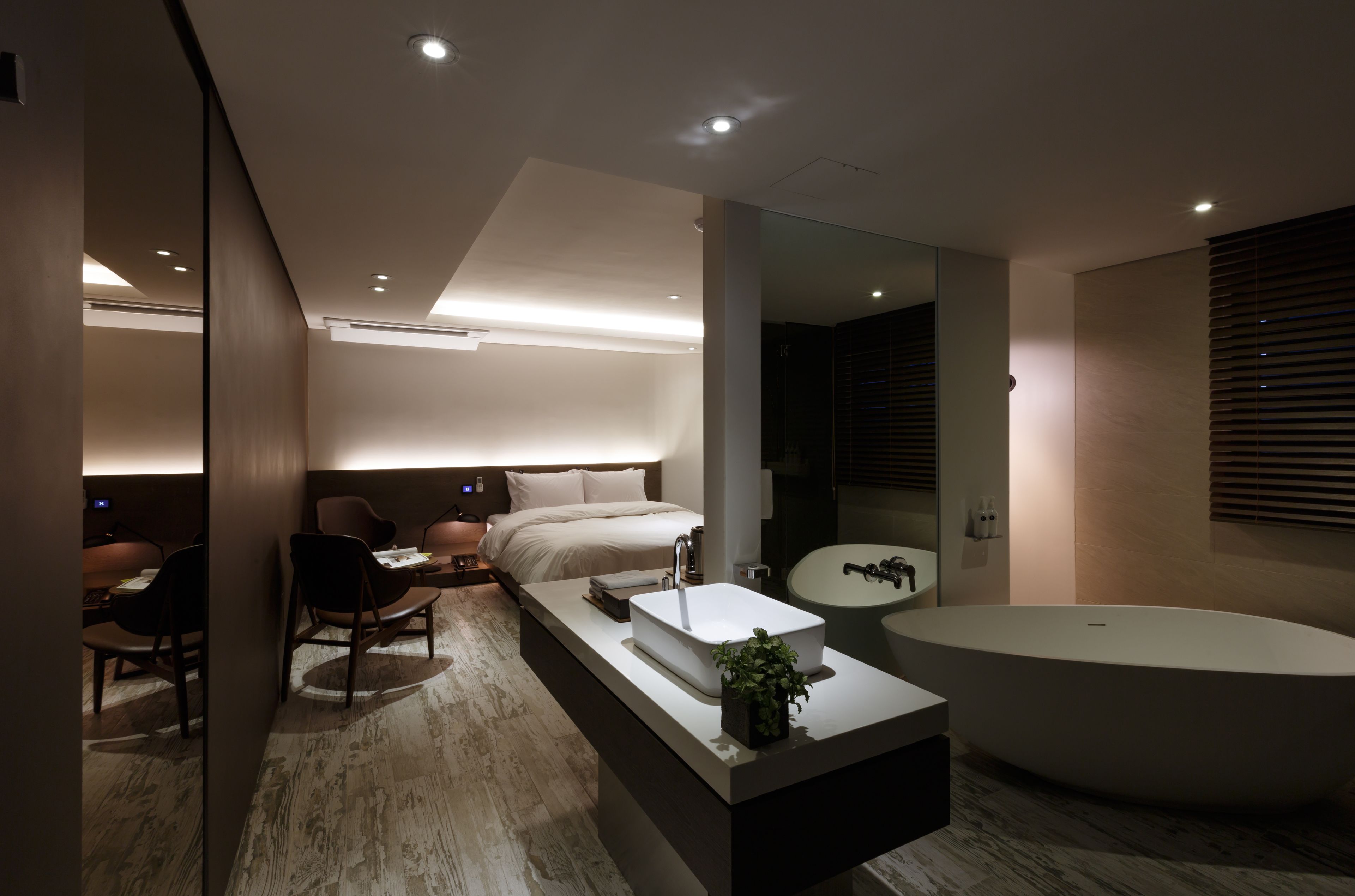 Minibar, free WiFi, bed sheets