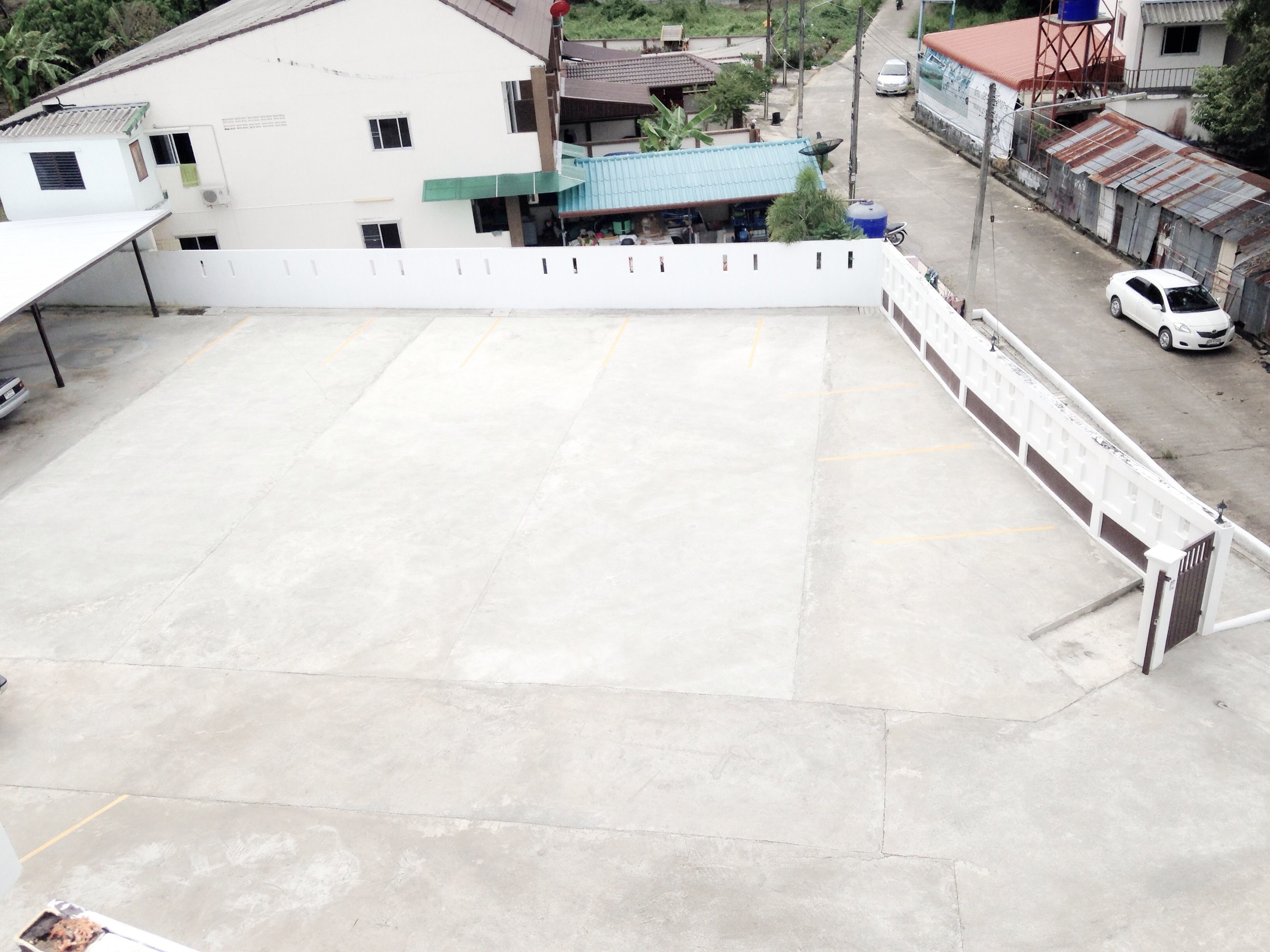 Tempat parkir RV atau truk