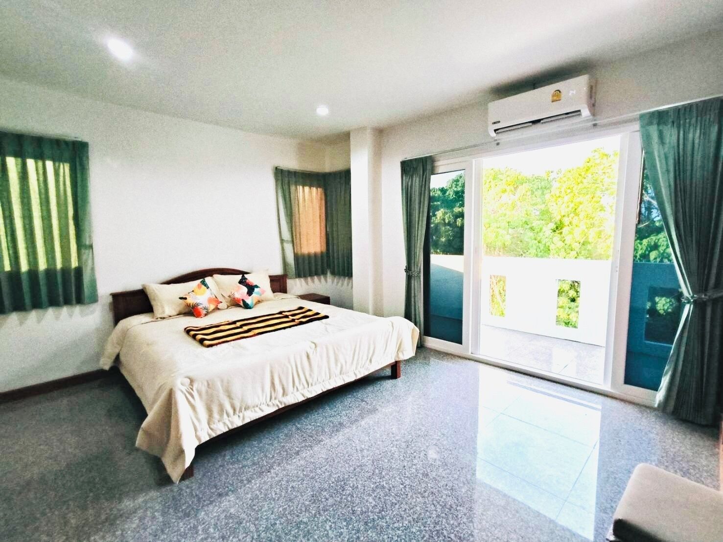 Doppia familiare, 1 camera da letto, frigorifero e microonde, lato montagna | Una scrivania, tende oscuranti, insonorizzazione, Wi-Fi gratuito