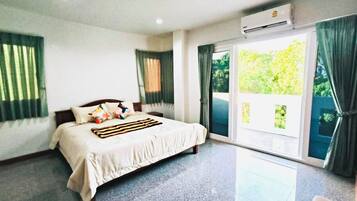 Doppia familiare, 1 camera da letto, frigorifero e microonde, lato montagna | Una scrivania, tende oscuranti, insonorizzazione, Wi-Fi gratuito