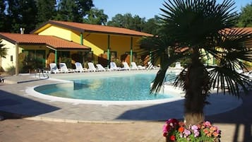 Piscine extérieure, parasols de plage, chaises longues