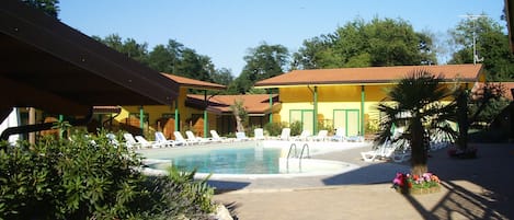 Utendørsbasseng, bassengparasoller og solsenger