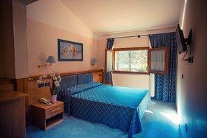 Quadruple Room | Down comforters, minibar, in-room safe, desk - Hotel Ristorante La Perla (Varallo Pombia)