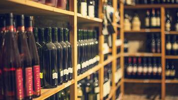 Scaffali pieni di diverse bottiglie di vino.