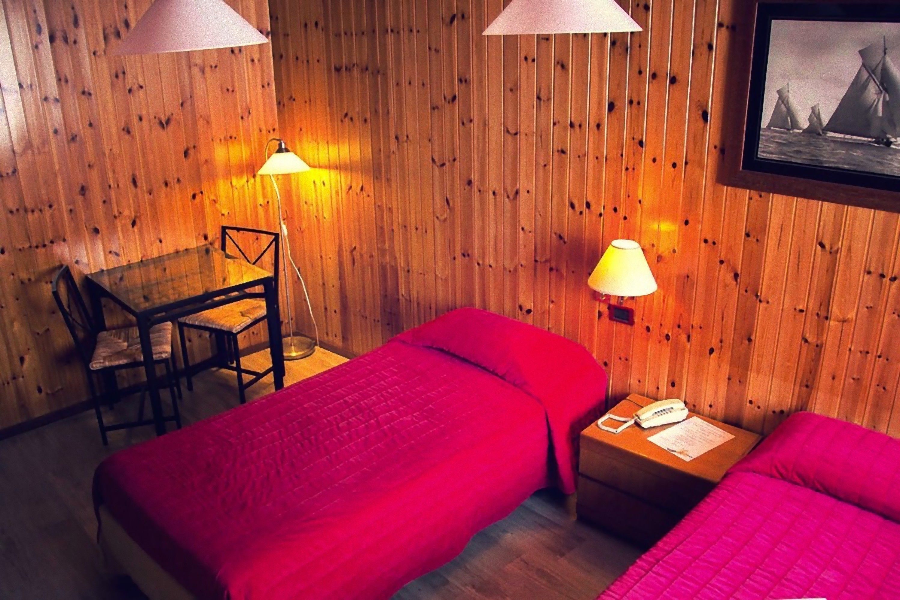 Dundyner, minibar, safe på rommet og skrivebord