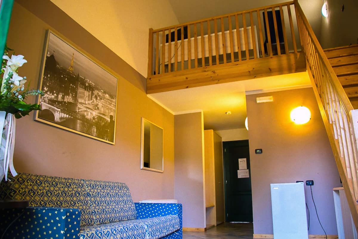 Perheparitalo, näköala uima-altaalle | Untuvapeitot, minibaari, tallelokero huoneessa, työpöytä