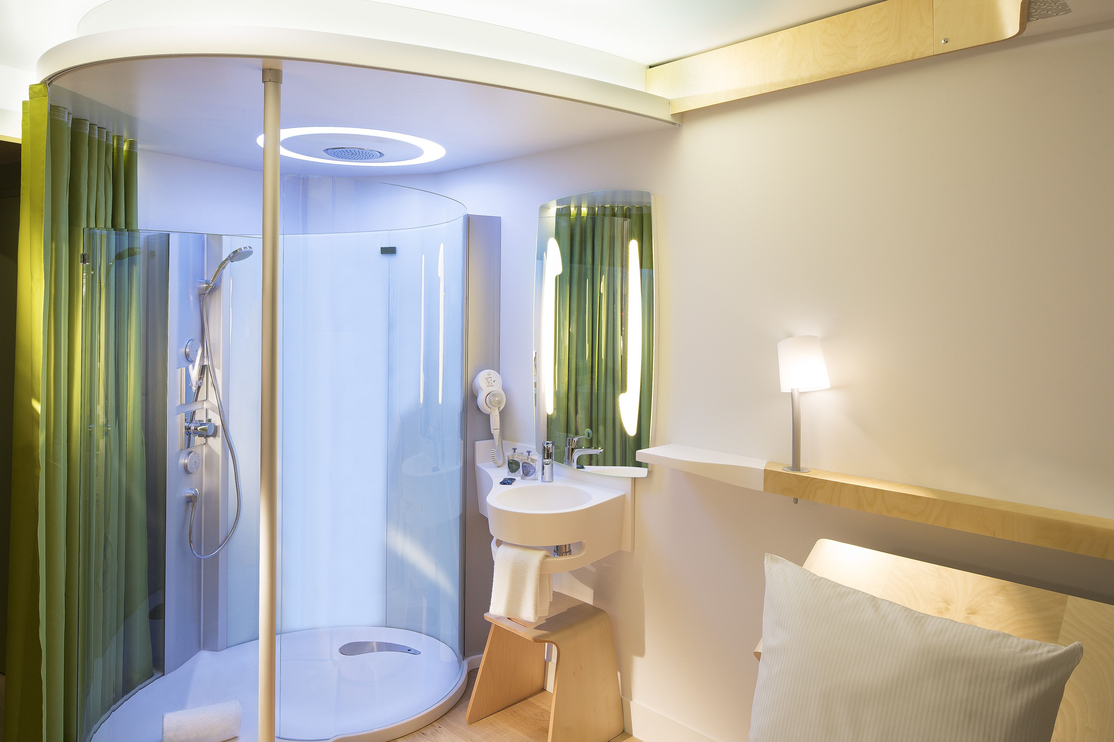 shower, rainfall showerhead, free toiletries, hair dryer