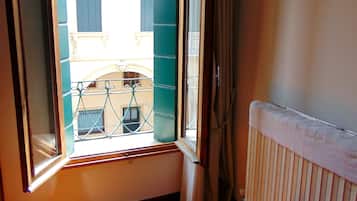 Habitación cuádruple, baño compartido | Servicios de la habitación
