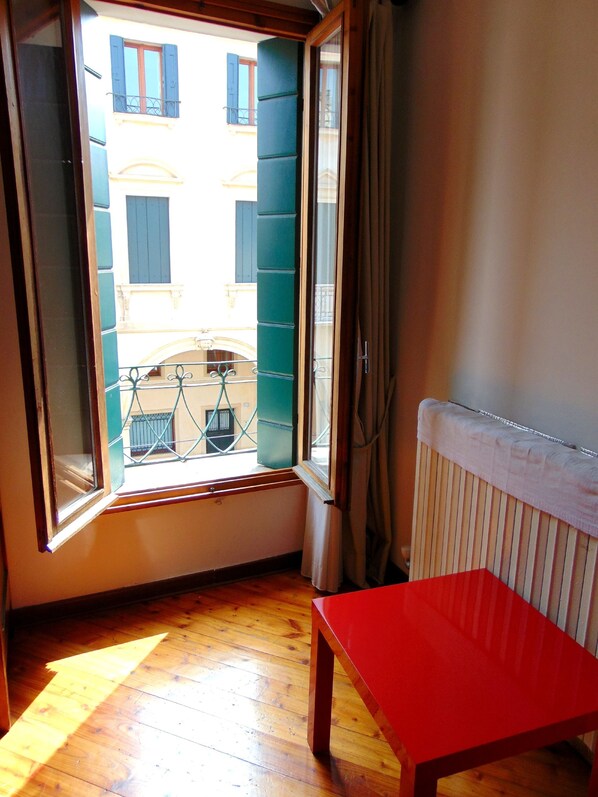 Quadruple Room with Shared Bathroom | Room amenity