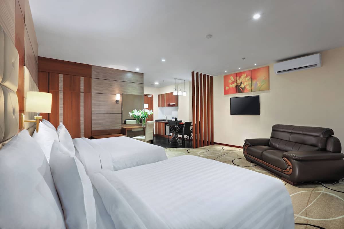 Family Suite | In-room safe, desk, blackout curtains, soundproofing