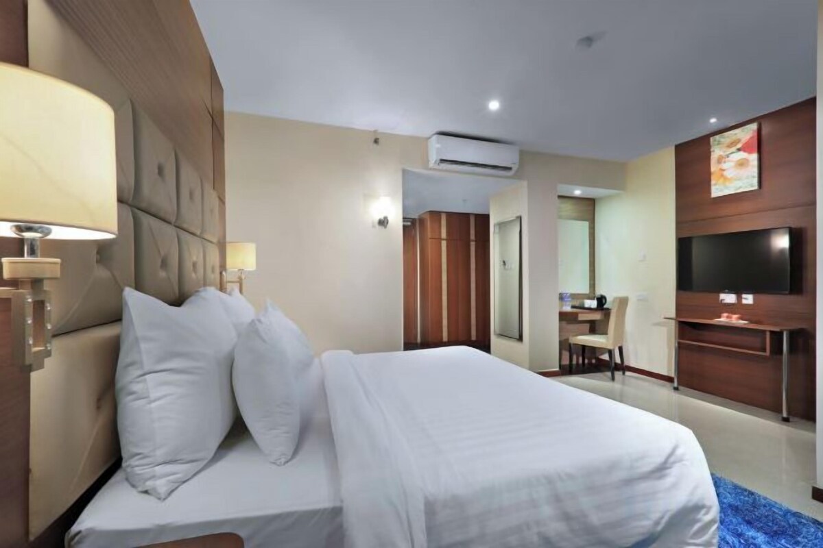 In-room safe, desk, blackout drapes, soundproofing