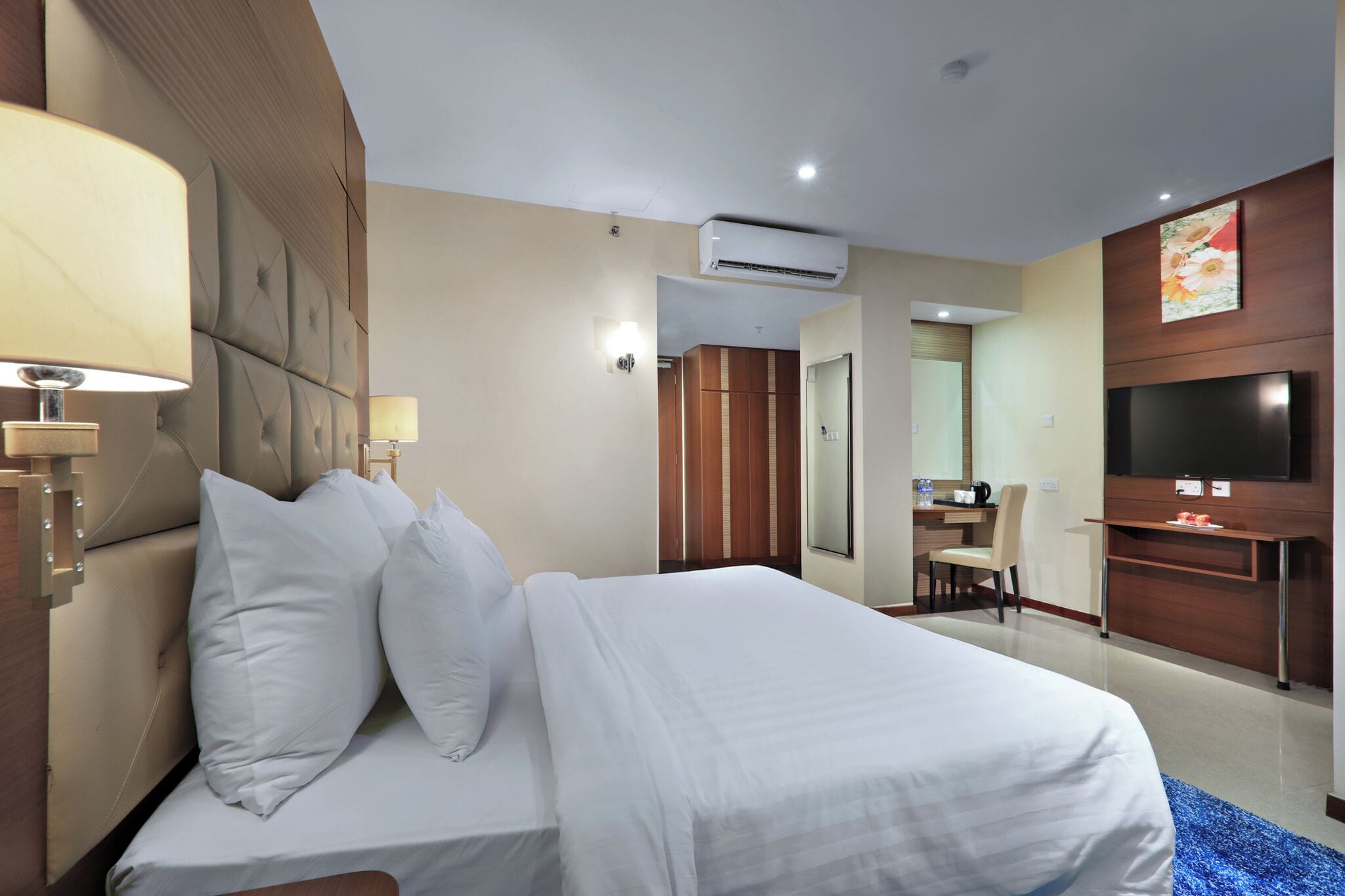 Deluxe Room | In-room safe, desk, blackout drapes, soundproofing