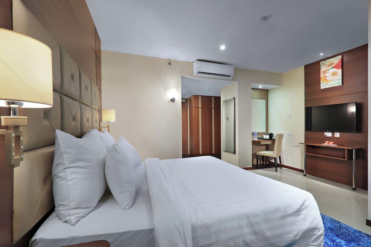 Deluxe Room | In-room safe, desk, blackout curtains, soundproofing