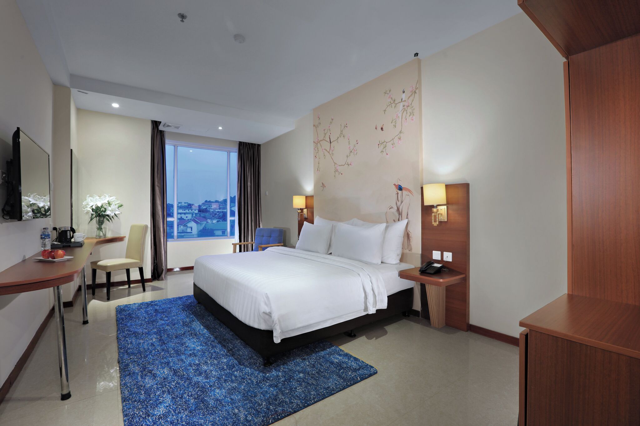 Deluxe Premier | In-room safe, desk, blackout drapes, soundproofing