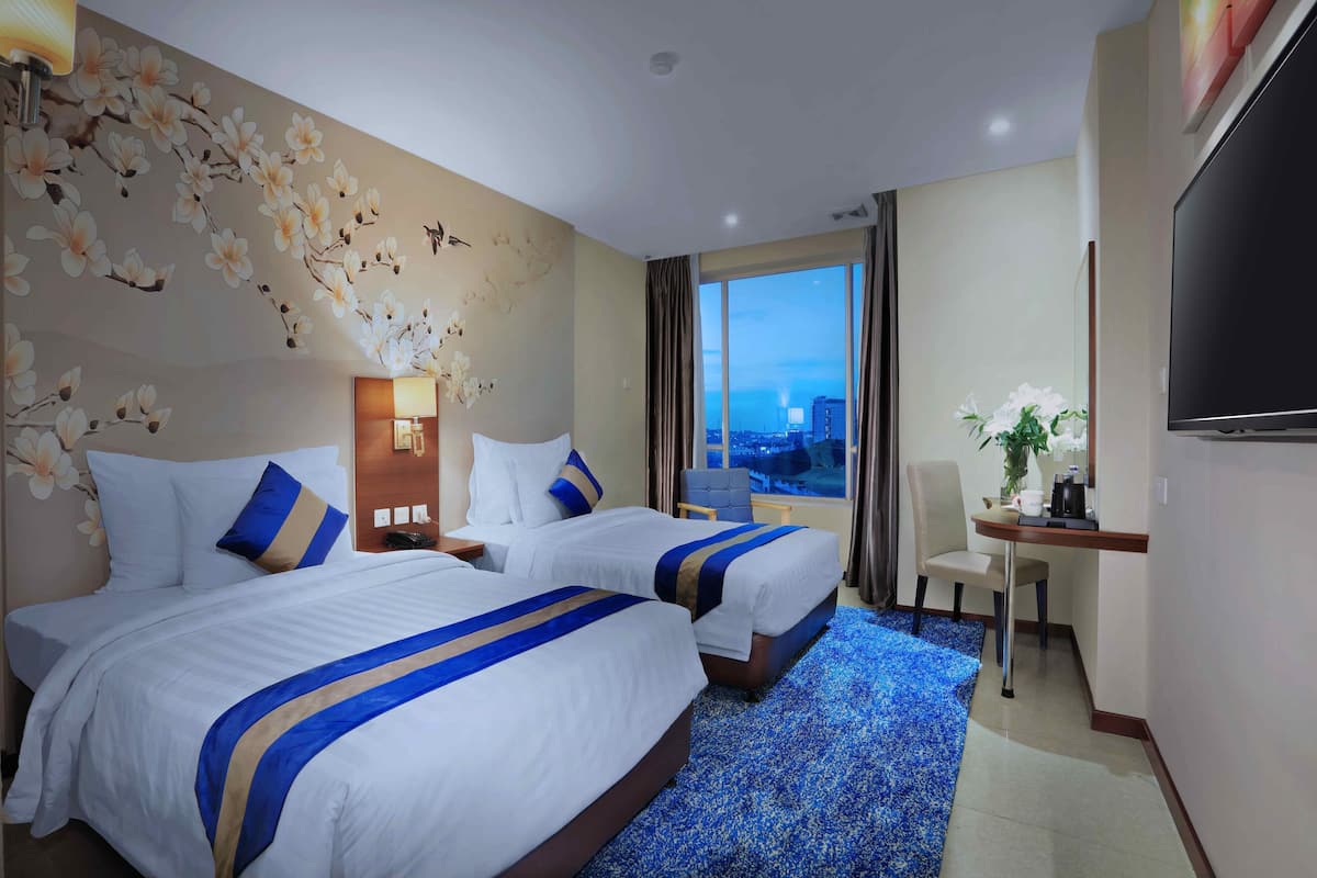 Zimmersafe, Schreibtisch, Verdunkelungsvorhänge, schallisolierte Zimmer