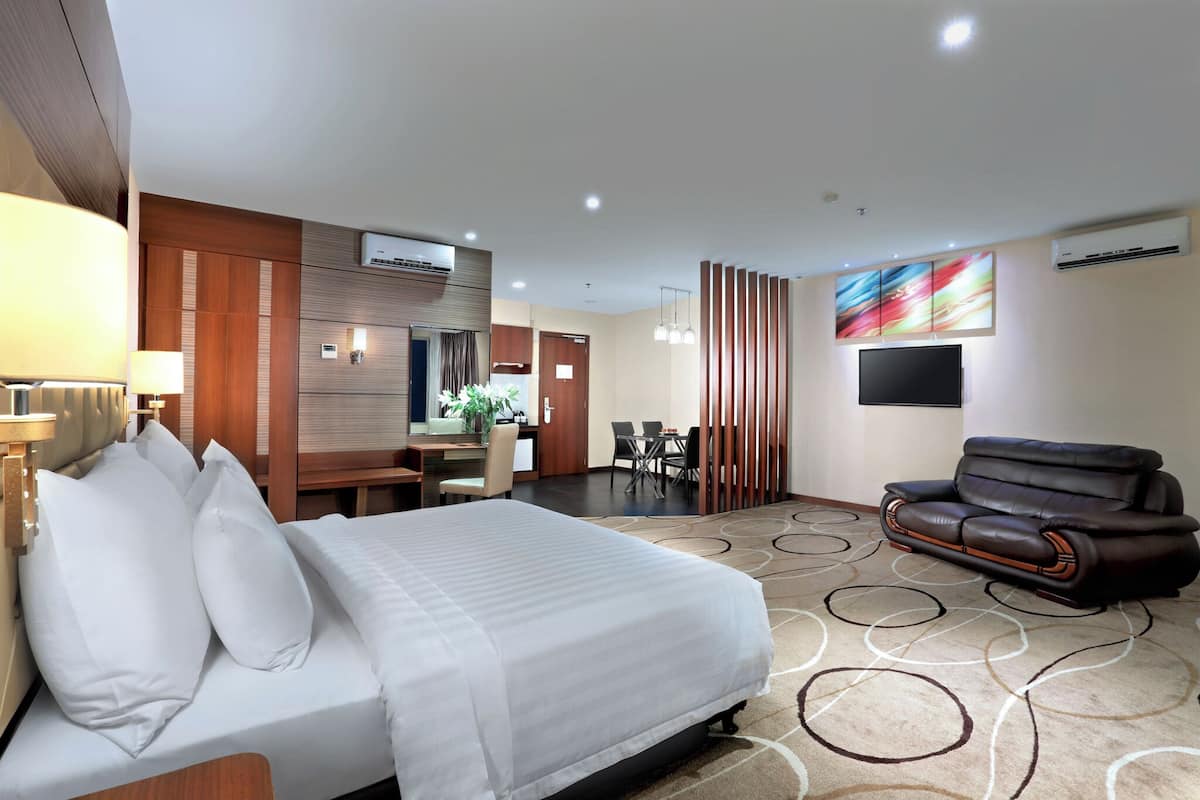 Executive Suite | In-room safe, desk, blackout curtains, soundproofing