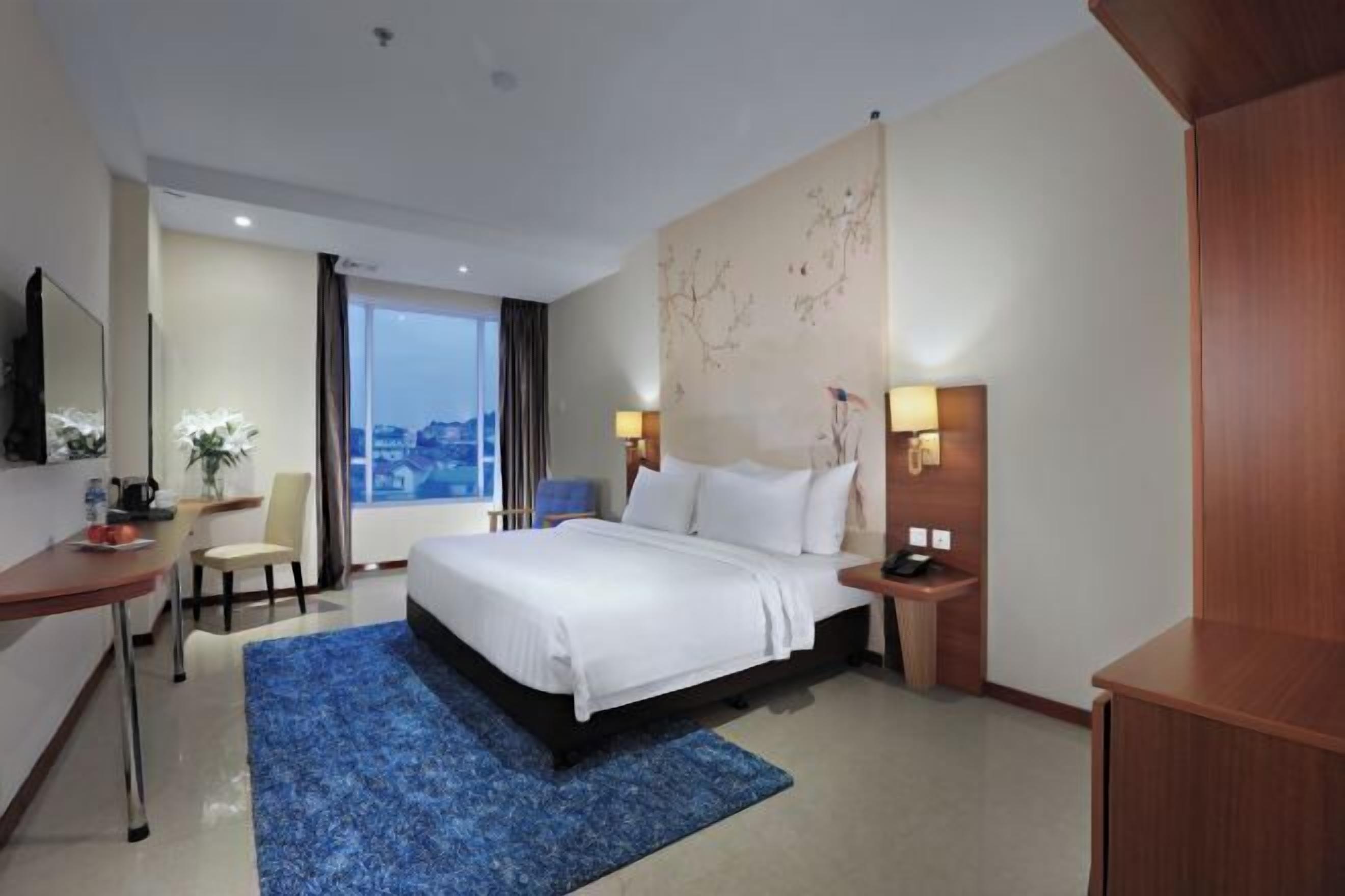 Caja de seguridad en la habitación, escritorio y cortinas blackout 