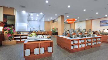 Se ofrece un desayuno bufé (80000 IDR por persona)