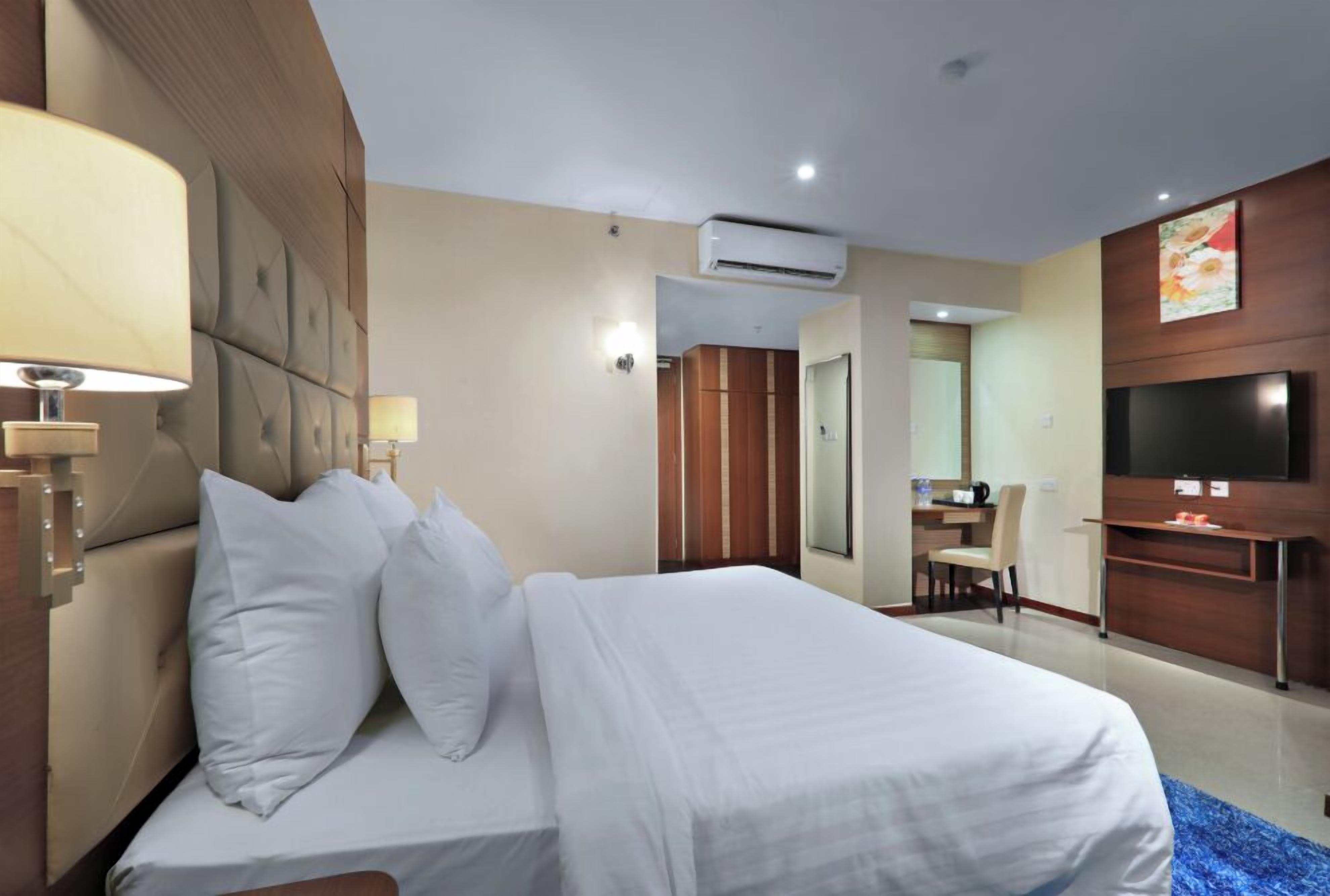 Deluxe Room | In-room safe, desk, blackout curtains, soundproofing