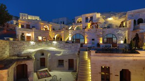A traditional stone building with multiple arches and a courtyard. - Phocas Cave Suites - Special Class (Avanos)
