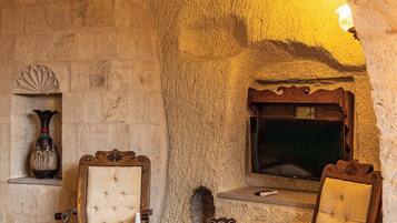 Superior Cave Suite | Premium bedding, minibar, in-room safe, individually decorated