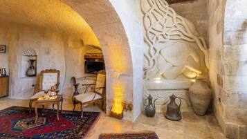 Superior Cave Suite | Premium bedding, minibar, in-room safe, individually decorated