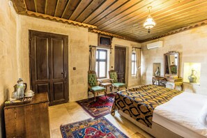 Superior Stone Room with Balcony | Roupas de cama premium, frigobar, cofres nos quartos