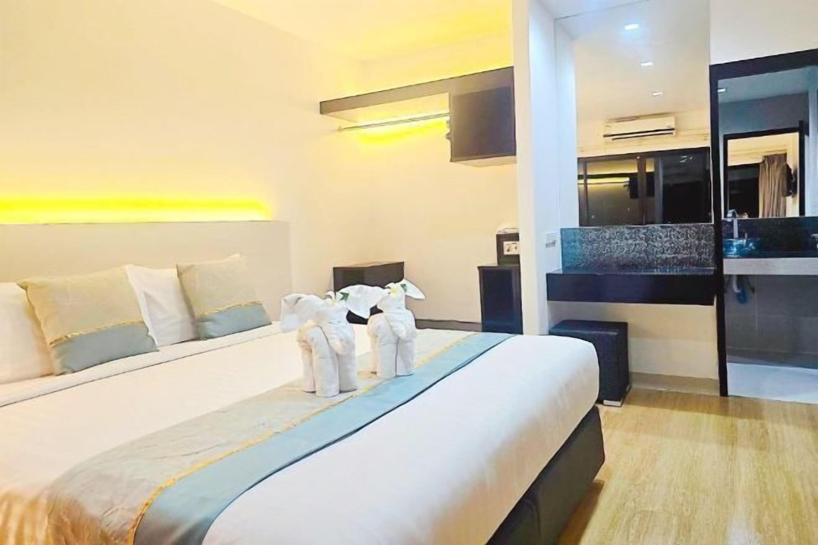 Peti besi dalam bilik, meja, ruang kerja komputer riba 