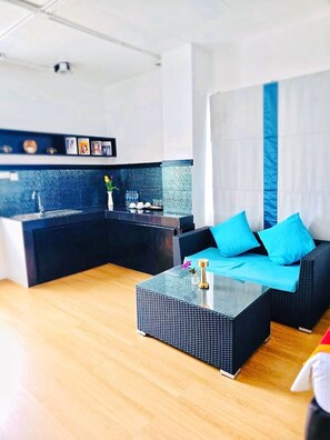 Habitación familiar | Área de sala de estar | Televisión de pantalla plana de 32 pulgadas con canales por cable 