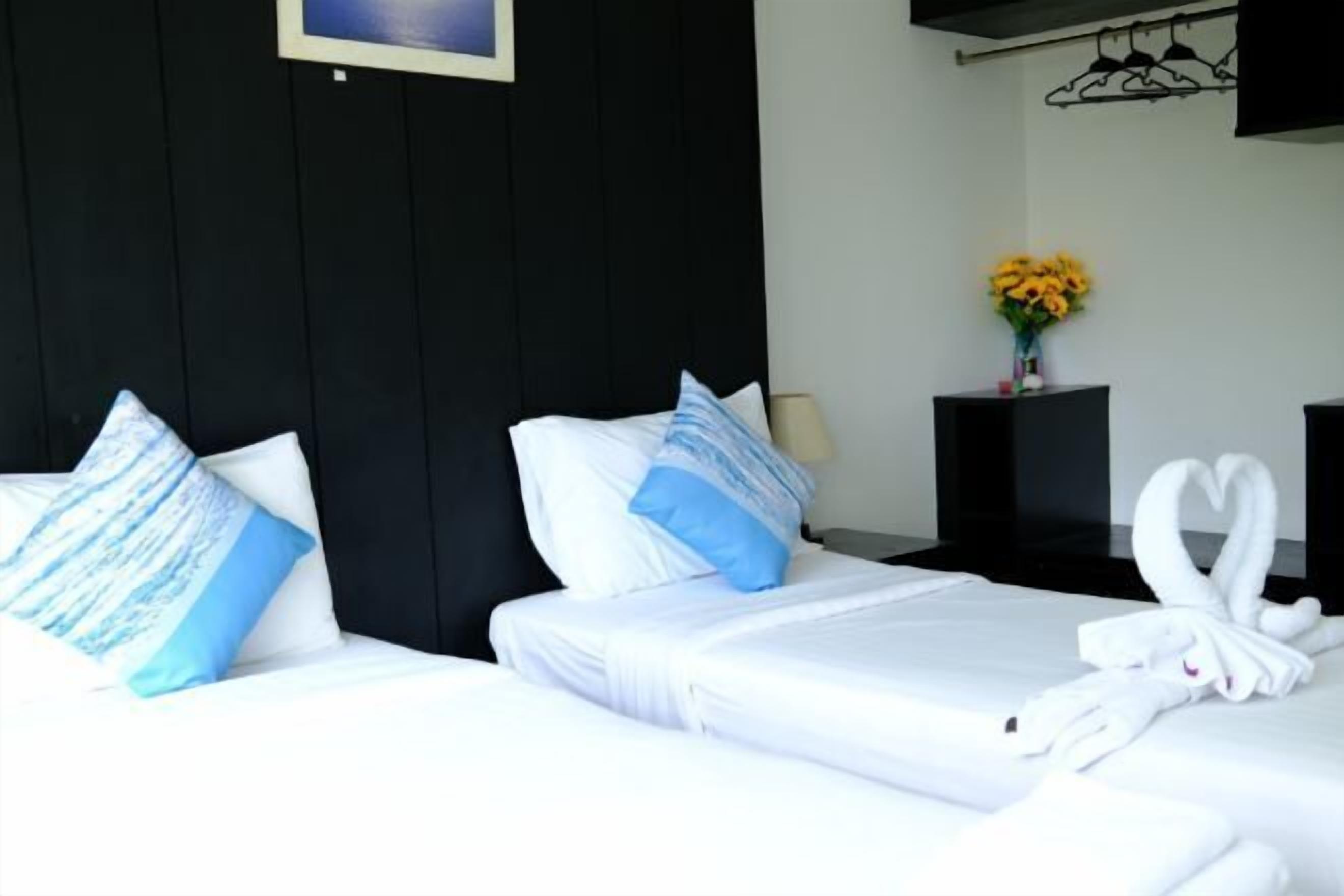 Peti besi dalam bilik, meja, ruang kerja komputer riba 