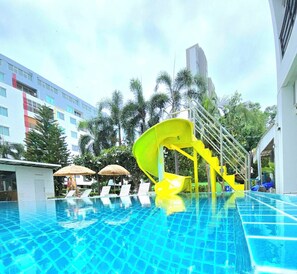 Outdoor pool - The Regizt Hotel Pattaya (Pattaya)