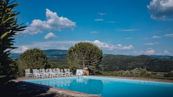 2 piscine all'aperto, ombrelloni da piscina, lettini