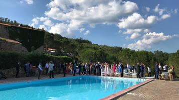 2 piscine all'aperto, ombrelloni da piscina, lettini