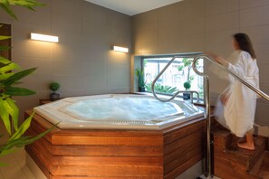 Sauna, bain à remous, soins corporels, massages des tissus profonds