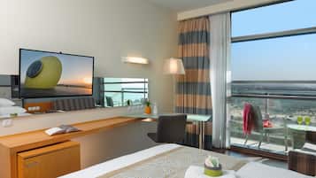 Quarto club, sacada | Frigobar, cofres nos quartos, escrivaninha, cortinas blackout