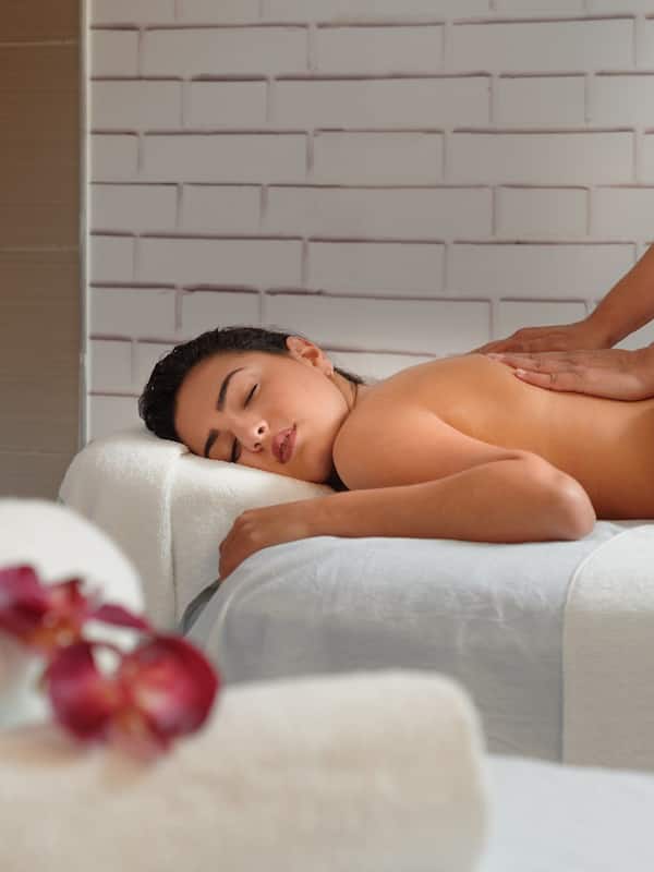 Sauna, bain à remous, soins corporels, massages des tissus profonds