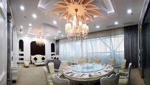 2 restaurantes, se sirven desayunos, comidas, cenas y cocina china