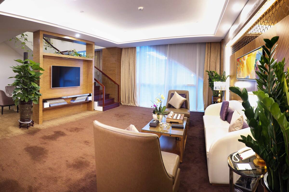 Presidential Suite | Minibar, in-room safe, desk, blackout curtains