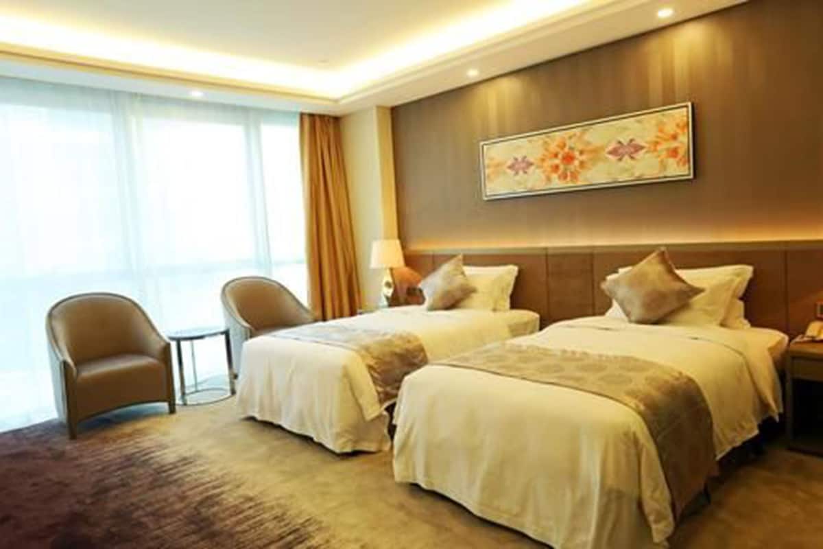 Minibar, in-room safe, desk, blackout drapes