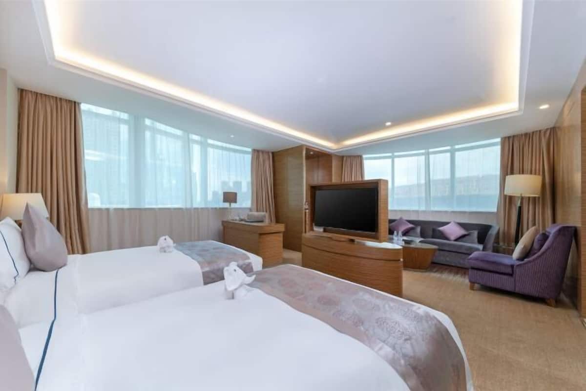 Minibar, in-room safe, desk, blackout curtains