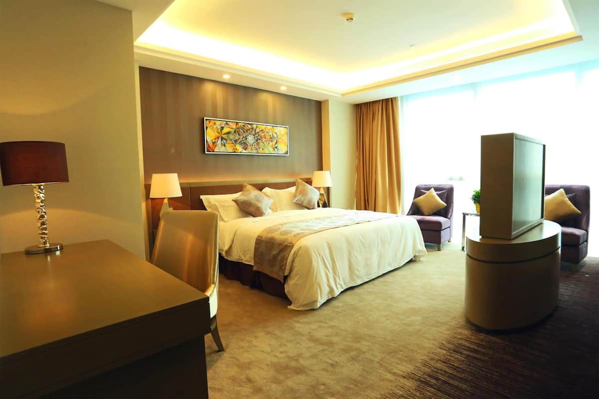 Deluxe Double Room | Minibar, in-room safe, desk, blackout drapes