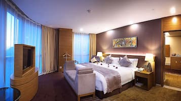 Minibar, caja de seguridad en la habitación y escritorio